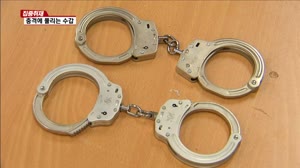 충격에 쉽게 풀리는 수갑…'경찰만 몰랐다'