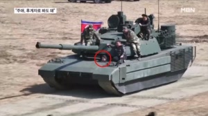 탱크 탄 김주애는 '아버지 김정은 오마주'…"후계자로 봐도 될 것"