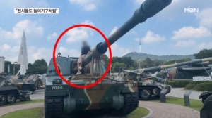 "전시물을 놀이기구처럼"…외국인 관광객 급증에 민폐 논란도