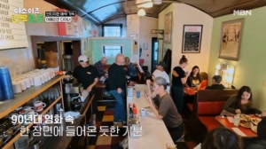 <이사통> 속 그 식당… 90년대 영화에서 튀어나온 듯..