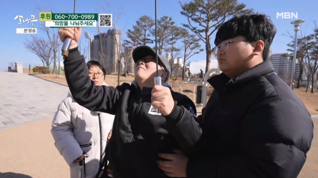 부모님 운동을 도와드리는 아들