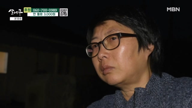 멀리서 걸어온 아들을 보고 우는 엄마