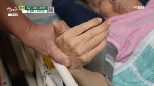 아내의 혈압과 혈당을 측정하는 남편