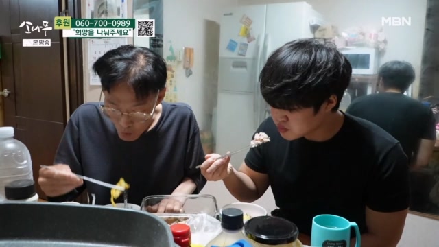 집에서 같이 식사를 하는 아빠와 작은 아들
