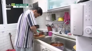 가족의 식사를 준비하는 아빠