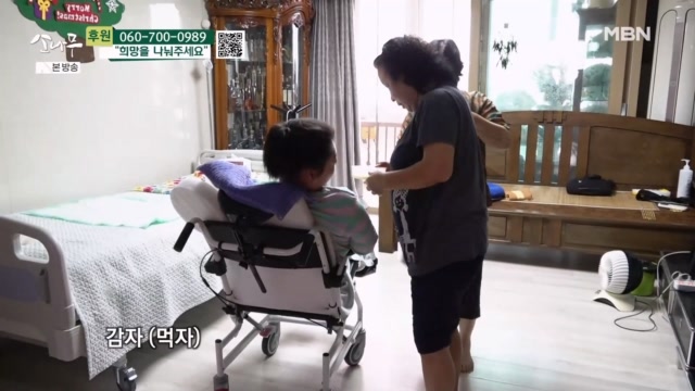 할머니가 준비한 간식을 먹는 손녀