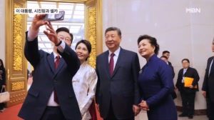 시진핑과 셀카 찍은 이 대통령, 선물도 교환…상하이로 이동