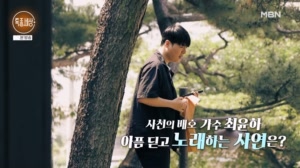사천의 배호 가수 최윤하가 아픔 딛고 노래하는 사연