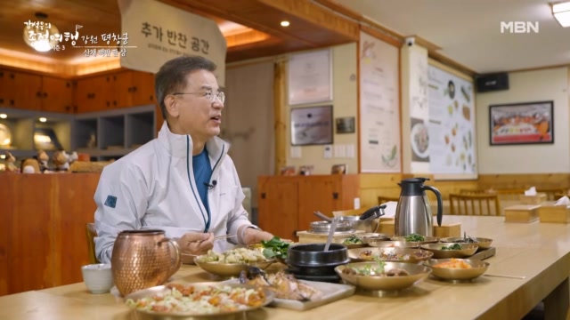 사장님이 직접 씨 뿌려 키운 여러가지 산채 한 상 차림의 가짓수는?