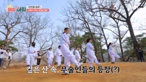 산에서 만난 무술인들과 폐자재로 만든 로봇